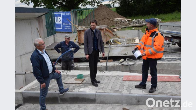 Klärwärter Thomas Mathes zeigt Stephan Oetzinger und Bürgermeister Rudolf Schopper (von rechts) den Schnitt des Druckleitungsrohres, mit dem das Abwasser von Püchersreuth und Ilsenbach im Freigefälle nach Wurz läuft. Bild: fz
