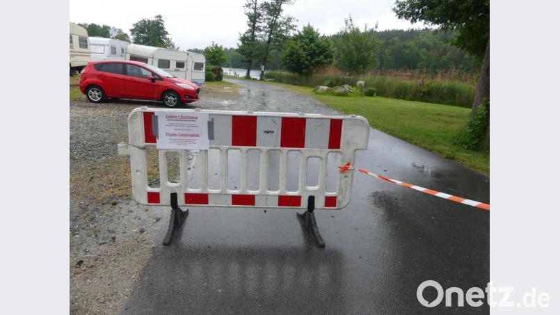 Die Sperre zum Campingplatz Götz enthält umfangreiche Verhaltenshinweise. Bild: rn