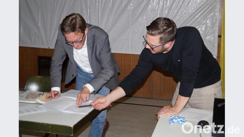 Bürgermeister Ernst Lenk (rechts) und Architekt Stephan Weidenhammer aus Amberg erläutern in der Gemeinderatssitzung ausführlich die vorgebrachten Anregungen zur 6. Änderung des Flächennutzungsplanes und des Bebauungsplanes &quot;Gladiolenweg&quot;. Beide Pläne werden genehmigt. Bild: du
