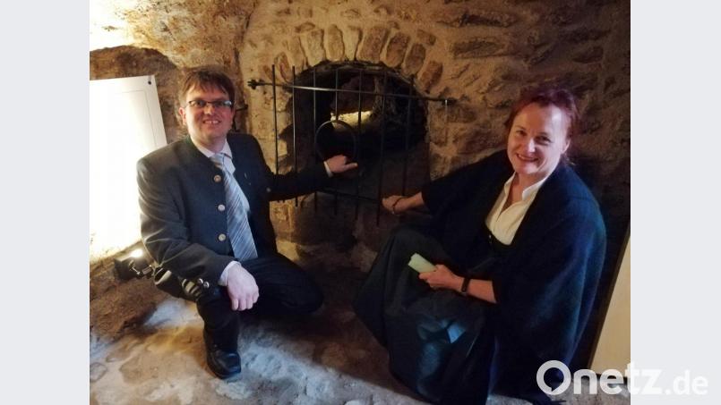 Bürgermeister Markus Dauch und Birgit Symader, Vorsitzende des Arbeitskreises für Erdstallforschung, freuen sich über die Auszeichnung. Das Bild entstand bei der Eröffnung des Zentrums. Archivbild: anv