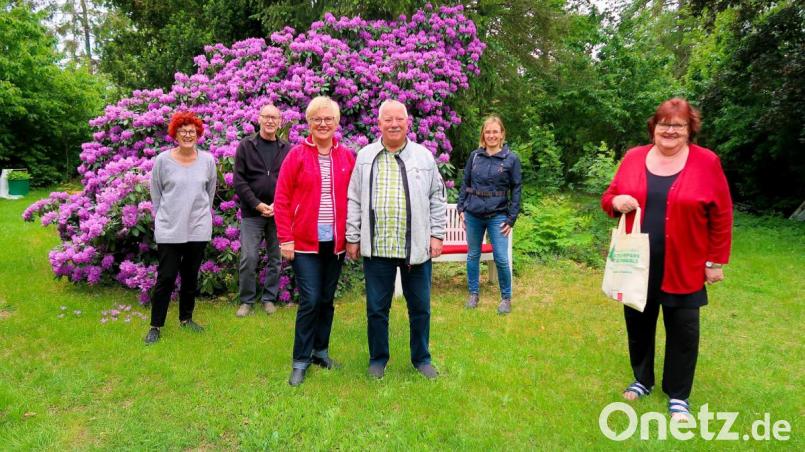 Waltraud und Peter Scholze aus Nürnberg (vorne, Bildmitte) waren die glücklichen Gewinner bei einem Preisrätsel der Steinwald-Allianz. Touristinfo-Leiterin Melanie Höfer (hinten rechts) und Christine Trenner (vorne rechts) von der Steinwald-Allianz freuten sich mit den Gewinnern und dankten den Spendern Sabine und Stefan Friebus (hinten von links) für die Unterstützung. Bild: bsc