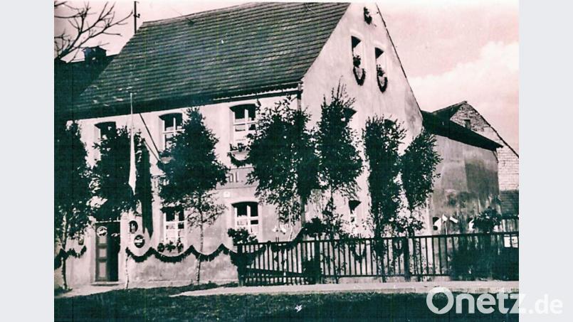 Festlich geschmückt war an Fronleichnam die Kirchenthumbacher Gastwirtschaft Friedl (Melber). Das Foto entstand 1956. Bild: ü