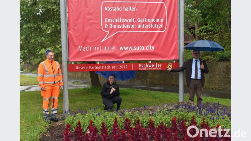 Vorstellung der Zusatz-Tafeln mit (von links) Norbert Gräml vom Bauhof, Nina Mutzbauer vom Stadtmarketing sowie Erstem Bürgermeister Michael Göth. Bild: Andreas Royer