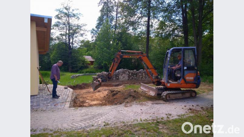 Dank eines neuen Förderprogrammes der Steinwald-Allianz können nun in der grünen Mitte in Pullenreuth die Bagger anrollen. Hans Hecht (links) ist mit dem Baubeginn zufrieden. Bild: exb