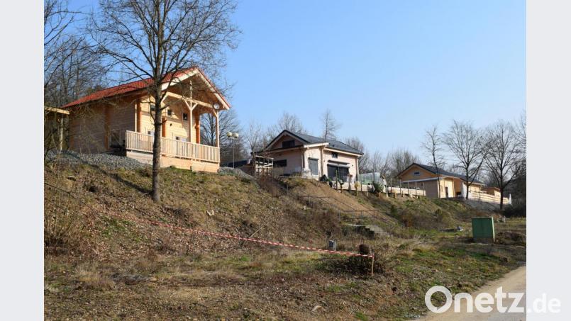 Das &quot;Fischerdorf&quot; am Trausnitzer Stausee findet viele Interessenten. Sieben Ferienhäuser sind bereits aus dem Boden gewachsen. Bild: bnr