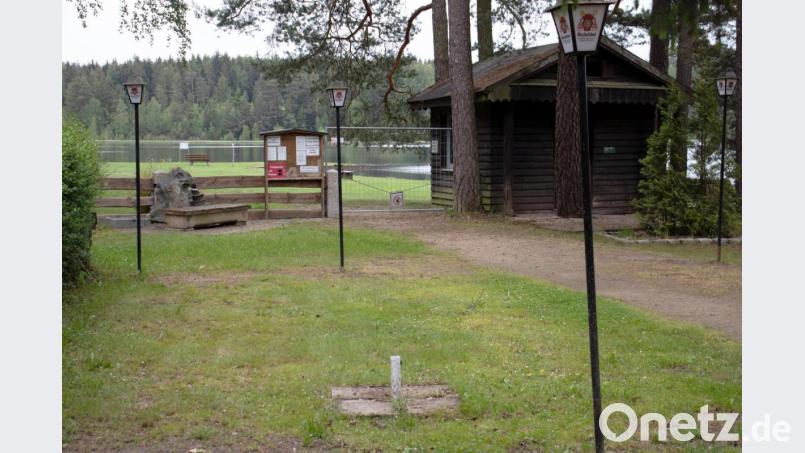 Noch ist der Biergarten leer und der Eingang zum Waldstrandbad am Großen Weiher abgesperrt. Der Biergarten könnte bald in Betrieb gehen, der Zugang zum Weiher wird voraussichtlich noch länger verschlossen bleiben. Bild: flt