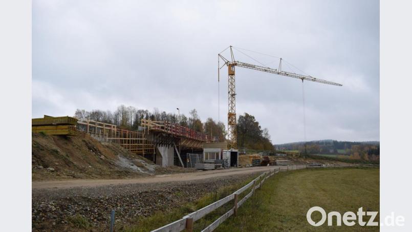Die Brücke im Piengraben (Blickrichtung nach Plößberg) soll im Frühjahr 2020 fertig werden. Bild: szl