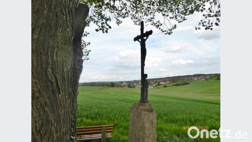 Auf der Strecke laden immer wieder alte Wegkreuze zu einem stillen Gebet ein. Hier das Marterl zwischen Reisach und Schlicht. Bild: rha