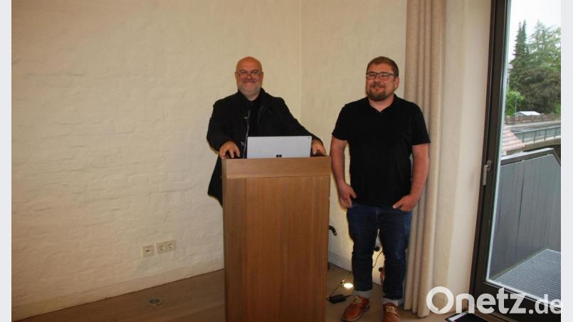 Mit der Sanierungsplanung wurde das Tirschenreuther Architekturbüro Brückner &amp; Brückner beauftragt. Peter Brückner und Falk Leopold (von links) stellten die Ideen am Dienstag vor. Bild: wro