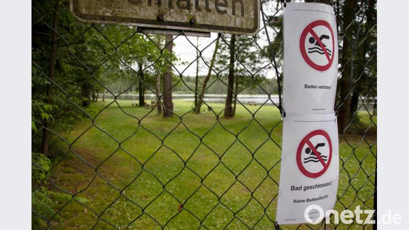 Hinweisschilder an den Eingängen weisen auf das Badeverbot hin. Auch wenn Regen und kalte Temperaturen aktuell nicht dazu einladen, versucht die Verwaltung eine Hygienekonzept zu erarbeiten, dass heuer das Schwimmen im Großen Weiher noch möglich wird. Bild: flt