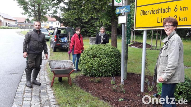 Als fleißige Helfer packten (von links) Jürgen Hambeck, Michaela Hambeck, Sigrid Betz und Anita Schöberl mit an. Bild: amö