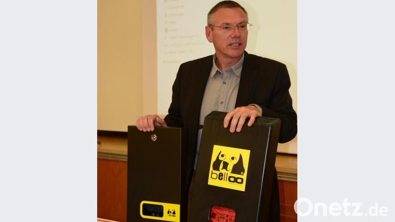 Auf Anregung einiger Hundebesitzer lässt Bürgermeister Reinhard Sollfrank Boxen mit Tüten zum Einsammeln von Hundkot aufstellen. Bild: bey