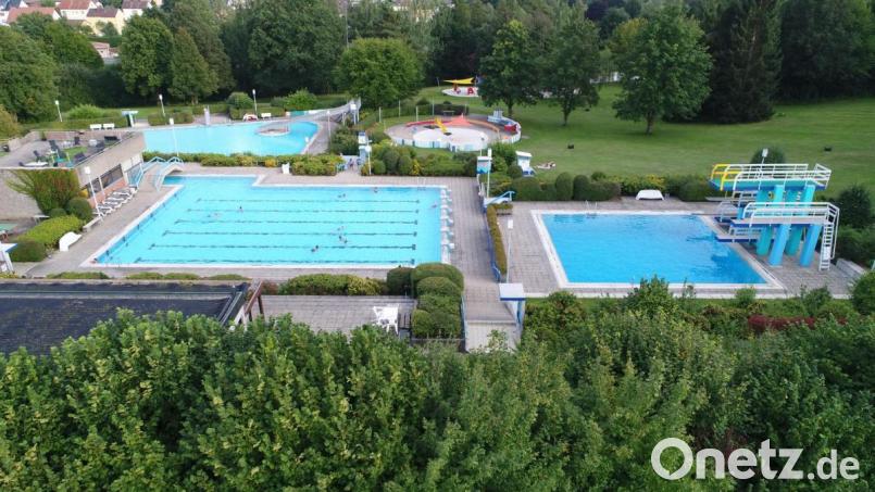 DAs Pleysteiner Freibad öffnet am 20. Juni. Freigegeben wird aber nur das Schwimmerbecken (vorne links) für 30 Personen. Insgesamt dürfen 100 Personen in die Freizeiteinrichtung, jeweils von 10 bis 14 und 15 bis 19 Uhr. Bild: bey (Archiv)