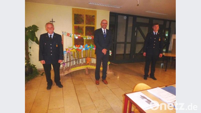 Den gewählten Kommandanten der Feuerwehr Haag, Johann Plößl (links) und Josef Frey (rechts), gratulierte Bürgermeister Maximilian Beer. Bild: mad