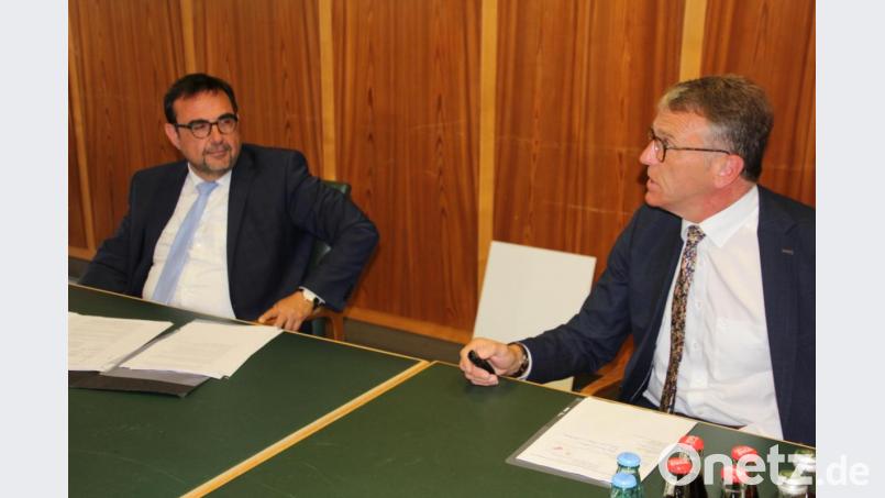 Bürgermeister Franz Stahl informierte Staatssekretär Klaus Holetschek umfassend, warum Tirschenrreuth die Süd-Ost-Tangente braucht. Bild: kro
