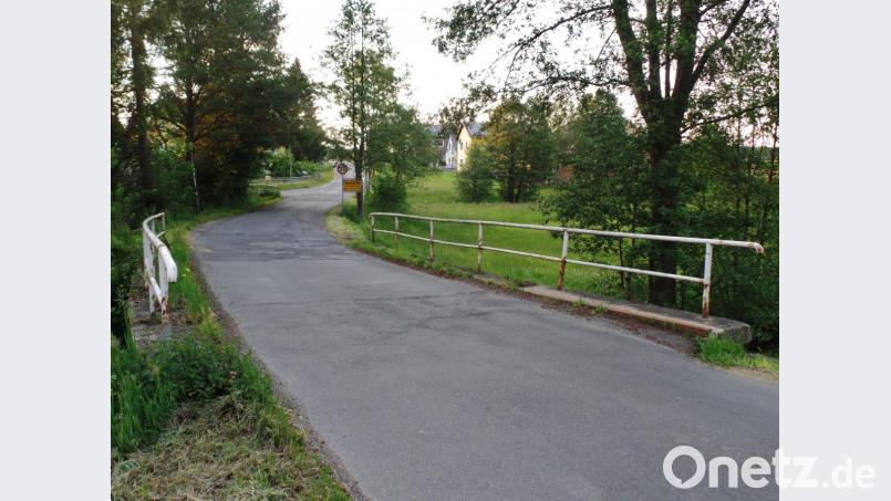 Im Zuge des Ausbaus der Gemeindeverbindungsstraße Weihermühle–Lochau (Bauabschnitt II) werden auf einer Breite von sechs Metern die beiden Brückenbauwerke abgebrochen. Anstelle der Brücke (im Bildvordergrund) wird in Verbindung mit einer wasserbaulichen Veränderung ein Stahlbetondurchlass errichtet. Bild: br