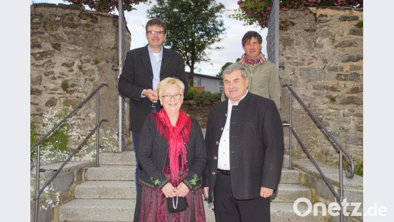 Günther und Rita Holler feierten ihr goldenes Hochzeitsjubiläum. Zu den Gratulanten zählten Pfarrer Wolfgang Dietz (hinten links) und (daneben) Bürgermeister Gerald Reiter. Bild: mmj