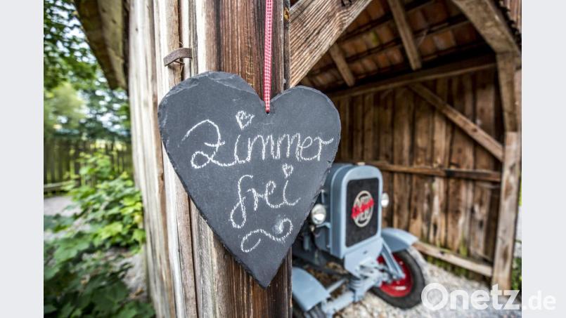 Wo sind Zimmer frei? Das neue Gastgeberverzeichnis kann Urlaubern im Oberpfälzer Wald eine Hilfe sein. Bild: Thomas Kujat, Tourismuszentrum Oberpfälzer Wald/exb