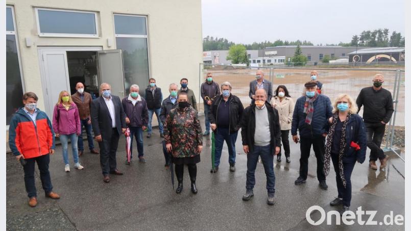 Näher kommen die CSU-Mitglieder an die Baustelle nicht heran. Die Baugrube im Hintergrund wird in den kommenden Tagen eingerichtet. Bild: Kunz