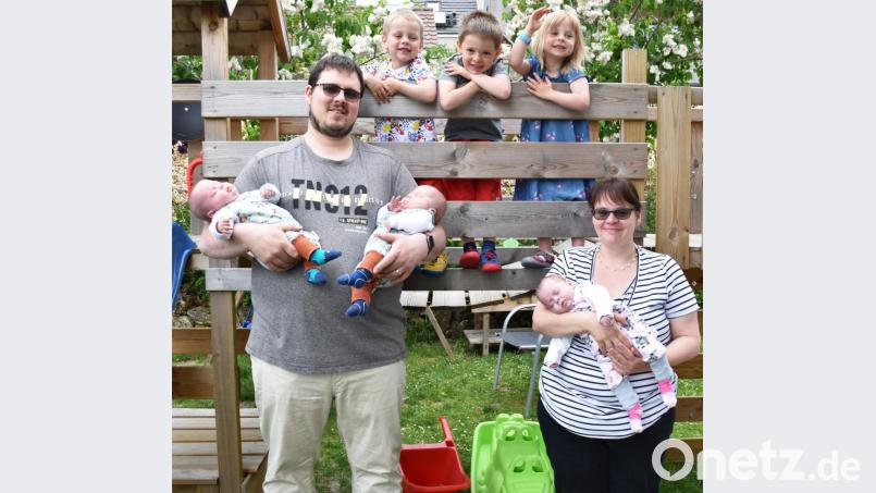 Im Garten an der Rutsche:: (hinten von links Justus, Noah und Anna); am Arm der Eltern (beim Papa) Emil und Elias sowie (bei der Mama) Emma. Bild: no