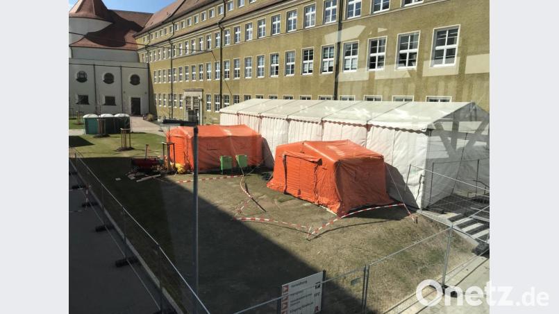Das Covid-19-Diagnosezelt am Klinikum Weiden wird komplett zurückgebaut. Bild: Michael Reindl/exb
