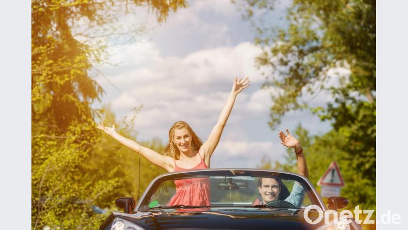 Wer über die Autobahn fährt, kommt vielleicht schneller ans Ziel. Mehr Eindrücke gewinnen aber jene, die im Cabrio auch mal links und rechts gucken. Bild: Kzenon – stock.adobe.com