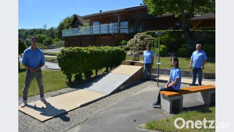 Die Verantwortung für die Minigolfanlage in Großbüchlberg liegt seit einiger Zeit bei Jürgen Lang (links). Unterstützung findet er bei Schwester Ramona (vorne rechts) sowie seinen Eltern Beate und Konrad Lang, die die Anlage auf dem „Freizeithugl“ im Jahr 1984 gebaut haben. Bild: jr