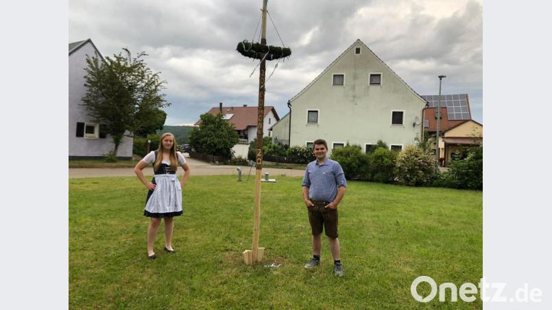 Katharina Spies und Josef Kugler haben heuer trotz der ausgefallenen Dreifaltigkeitskirchweih in Berghausen einen Kirwabaum aufgestellt. &quot;Corona 2020&quot; hat man auch noch schnell eingeritzt, damit alles dokumentiert ist. Bild: bö