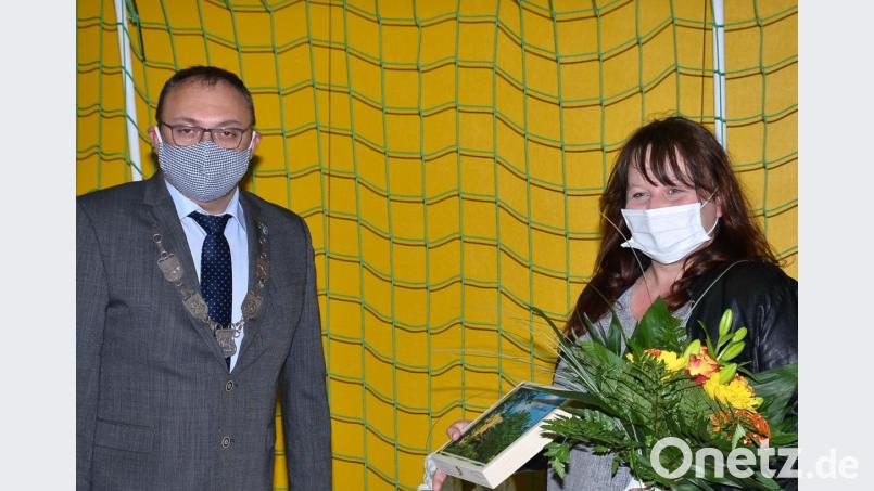 Mit Präsenten dankt Bürgermeister Markus Bauriedl (links) der zurückgetretenen Jugendbeauftragten Ramona Stefinger vor dem EIntrag ins Goldene Buch. Bild: fjo