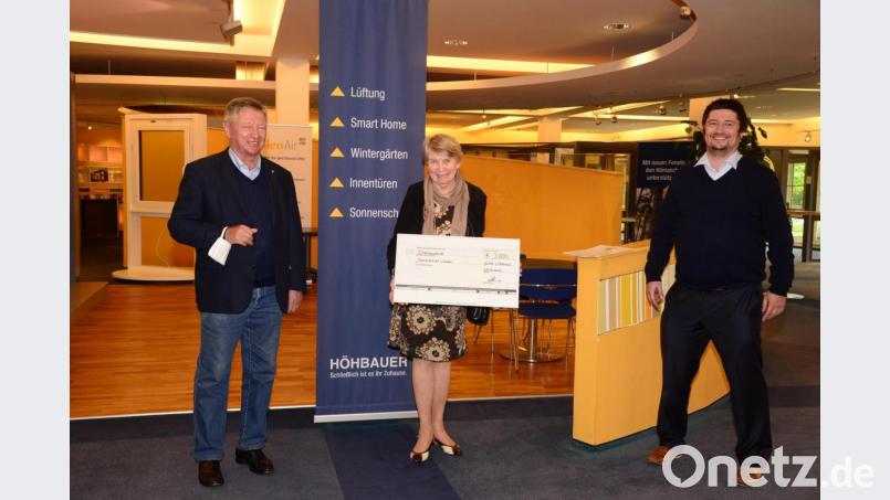 Sichtbar erfreut nimmt Renate Freuding-Spintler den Scheck über 3000 Euro für ihre Hilfseinrichtung "Adventlicht" entgegen, den die Firmenchefs Hans-Günther Höhbauer (links) und Christoph Höhbauer (rechts) überreichen. Bild: bey