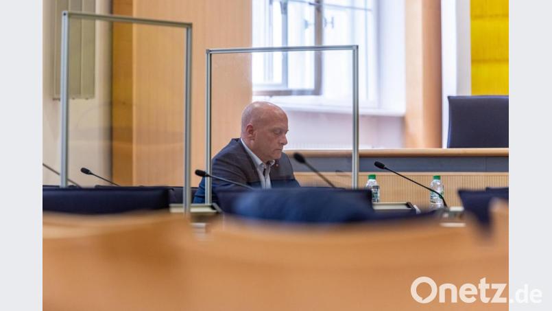 Joachim Wolbergs, Ex-Oberbürgermeister von Regensburg, sitzt im Verhandlungssaal des Landgerichts hinter Trennwänden aus Plexiglas. Foto: Armin Weigel/dpa/Archivbild Bild: Armin Weigel