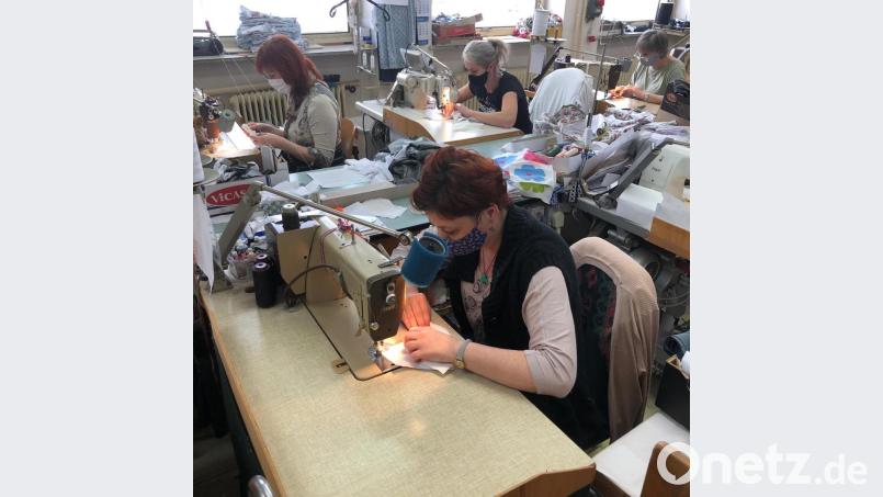 An den Nähmaschinen werden im westböhmischen Domažlice derzeit statt Dirndln Schutzmasken hergestellt. Bild: Michael Ebnet
