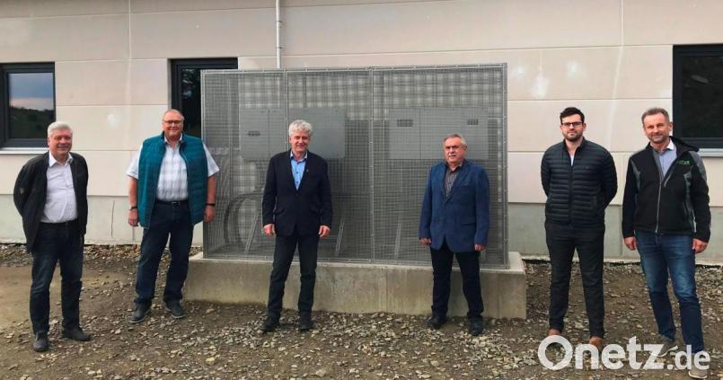 Die neue Photovoltaik-Anlage auf den Dach des neuen Feuerwehrhauses ist in Betrieb. Vertreter von Gemeinde, Zeno und ausführender Firma überzeugen sich davon Bild: mef