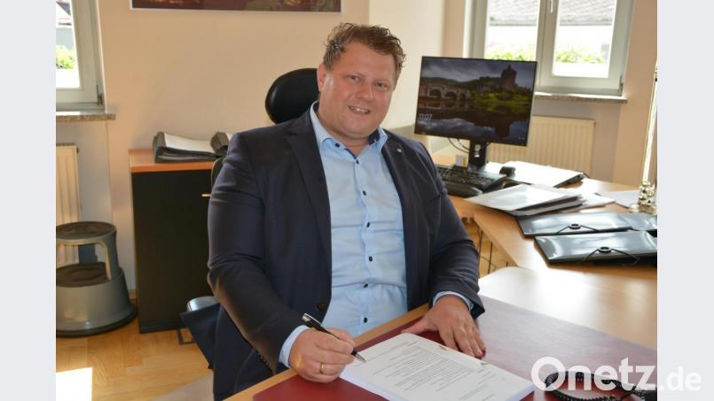 Bürgermeister Stefan Grillmeier sitzt seit knapp sechs Wochen im Chefsessel des Mitterteicher Rathauses. Seine erste Bilanz fällt positiv aus, obwohl der Start wegen der Coronakrise nicht einfach war. Bild: jr