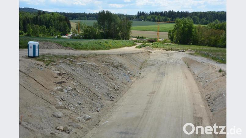 Dort wo der Kran steht wird ein weiteres Brückenbauwerk erstellt, die Brücke soll noch heuer im Herbst fertiggestellt sein. Bis zum Frühjahr 2022 soll die Plößberger Umgehungsstraße spätestens fertiggestellt und für den Verkehr freigegeben werden. Die Gesamtkosten belaufen sich auf 8,5 Millionen Euro. Bild: jr