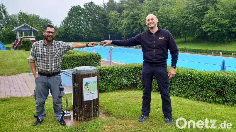 Abstand halten: Das gilt künftig auch im Freibad. Die Bademeister Horst Lindner (rechts) und Benjamin Höllerer machen's vor. Am Mittwoch, 17. Juni, öffnet die beliebte Windischeschenbacher Freizeiteinrichtung für die Badegäste. Bild: Lowak