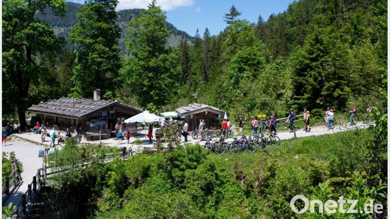 Ausflügler warten mit Abstand in einer Schlange vor der Alm Siebenhütten in Kreuth, unweit vom Tegernsee. Bild: Sven Hoppe/dpa
