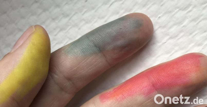 In allen Druckfarben leuchten die Finger nach einem Patronenwechsel. Symbolbild: za