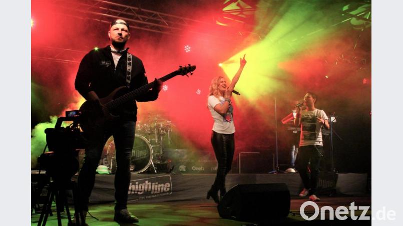 Die Combo "Highline" sorgt für Partystimmung beim Autokonzert. Bild: stg