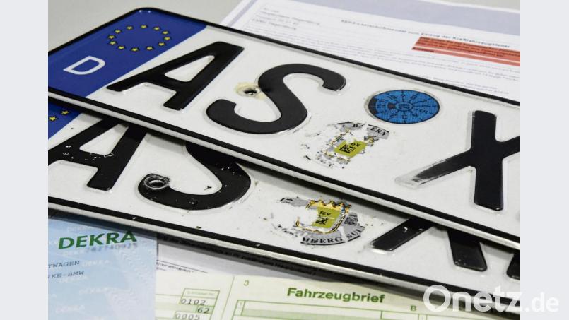 Zwei Wochen dauert es, bis die Schilder an Neufahrzeuge angeschraubt werden können. Bild: Petra Hartl