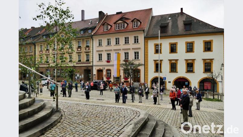 Die Gläubigen stehen im vorgeschriebenen Abstand vor den Stufen der Pfarrkirche. Bild: wbe