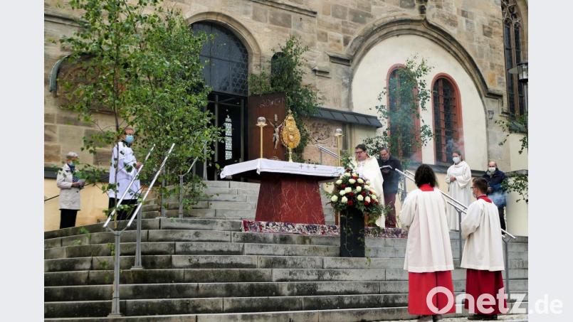 Altar auf den Stufen vor der Pfarrkirche St. Marien Bild: wbe