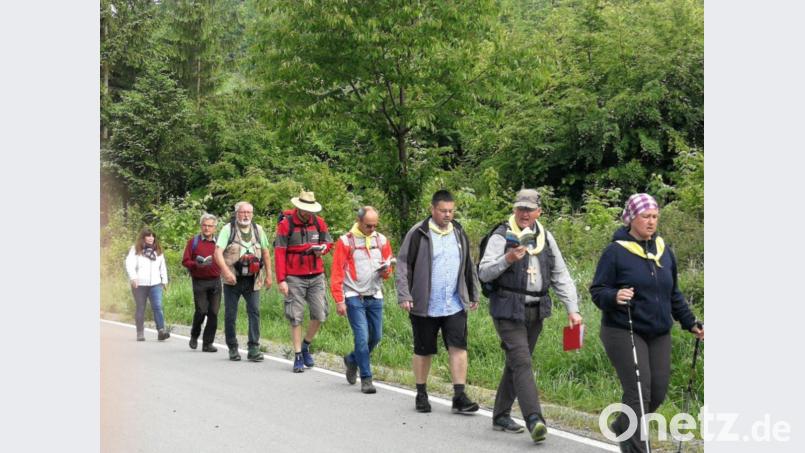 In einer kleinen Gruppe läuft es sich besser - Richard Becher auf dem Weg nach Altötting. Bild: soj