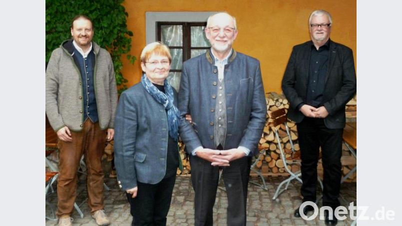 Chefredakteur Kai Gohlke (links) und Ressortleiter Wilhelm Amann (rechts) verabschieden NT-Redakteur Georg Köppl in Coronazeiten „mit Abstand“ offiziell in den Ruhestand. Dieser freut sich auf viel gemeinsame Zeit mit Gattin Ida. Bild: Portner