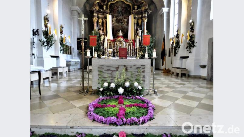Vor dem Altar in der Pfarrkirche haben drei Firmlinge einen Blumenteppich gestaltet. Bild: ubb