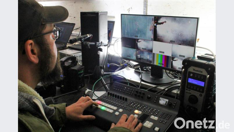Die Bilder der fünf Kameras laufen bei Robert Neuber zusammen, der sie dann auf die große LED-Leinwand überträgt. Bild: stg