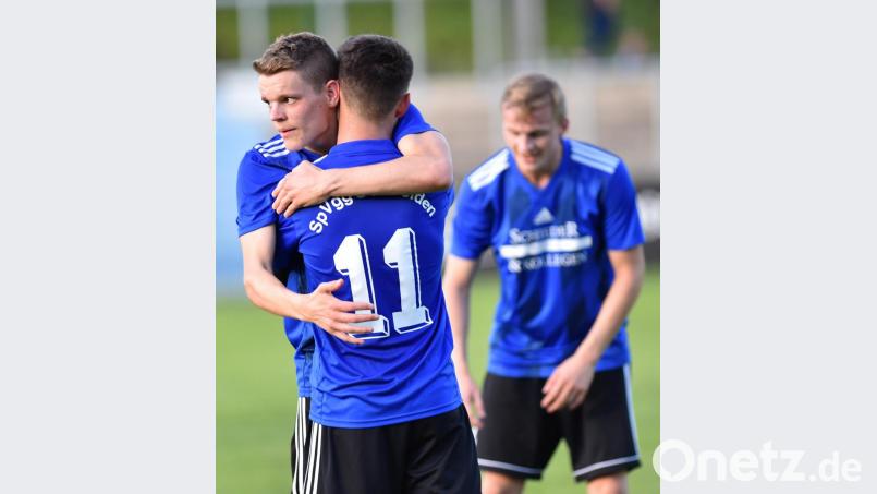 Niklas Lang (links) und Moritz Zeitler von der SpVgg SV Weiden. Der Tabellenzweite der Landesliga Mitte hat nach einem angedachten BFV-Modell noch eine weitere Chance, in die Bayernliga aufzusteigen. Bild: af