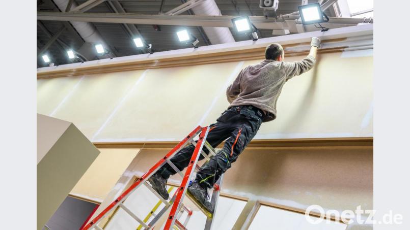 Viele Großveranstaltungen wie Messen werden derzeit wegen des Coronavirus abgesagt oder verschoben. Auch die lokalen Messebauern sind davon betroffen. Die Amberg-Sulzbacher IHK fordert daher schnelle Hilfen für Firmen. Bild: Christophe Gateau/dpa