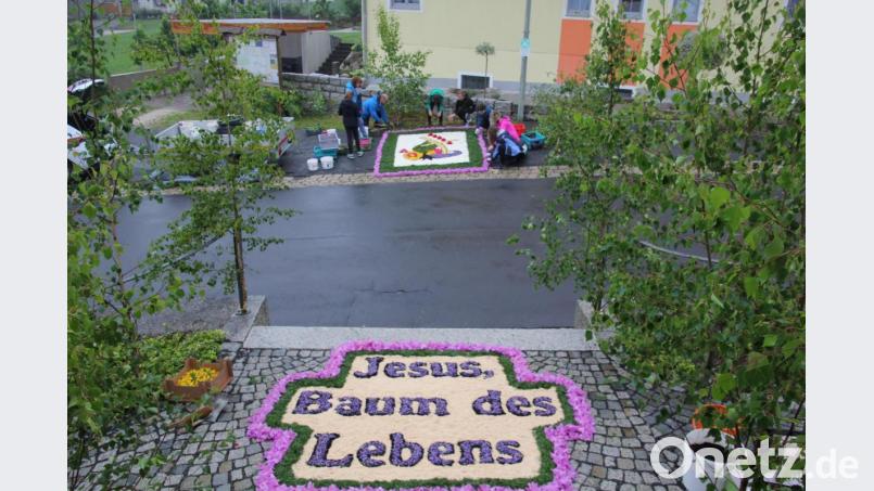 Die Familien Mark und Friedl legten an Fronleichnam diese Blumenteppiche vor der Schwarzenbacher Pfarrkirche an. Bild: kro