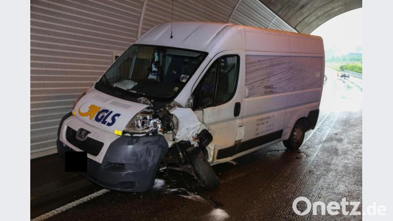 Der Transporter bleibt nach dem Unfall im Mühlbergtunnel liegen. Zum Zusammenstoß kam es außerhalb der Röhre. Bild: Roland Wellenhöfer